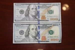 Fake $100 Dollar Bill vs Real ones